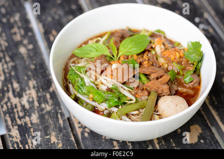 Soupe de nouilles avec une saveur intense et du boeuf, de l'alimentation locale thaïlandaise. Banque D'Images