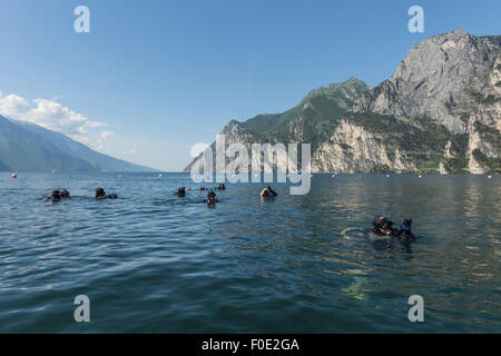 Les plongeurs redy pour descendre dans les profondeurs du lac de Garde, Italie Banque D'Images