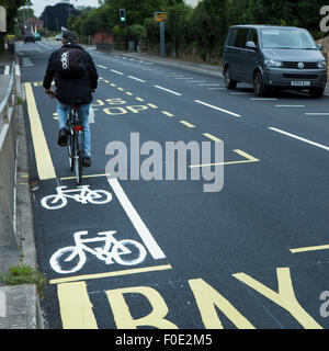 Stroud, Royaume-Uni. Août 11, 2015. Le cycle le plus court lane est peinte sur une route nouvellement tarmacced entre deux arrêts de bus de l'école. La voie est en face d'une école locale d'où les enfants et les adolescents rides leurs vélos. Stroud. Le Gloucestershire. United Kingdom. Crédit : Alexandre Caminada/Alamy Live News Banque D'Images