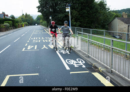 Stroud, Royaume-Uni. Août 11, 2015. Le cycle le plus court lane est peinte sur une route nouvellement tarmacced entre deux arrêts de bus de l'école. La voie est en face d'une école locale d'où les enfants et les adolescents rides leurs vélos. Stroud. Le Gloucestershire. United Kingdom. Crédit : Alexandre Caminada/Alamy Live News Banque D'Images