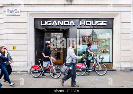 Les gens à l'extérieur de l'Ouganda, le Haut-commissariat de l'Ouganda, Trafalgar Square, Londres, UK Banque D'Images