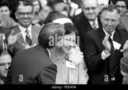 Le sénateur d'état de Géorgie et le gouverneur élu Jimmy Carter à son poste de gouverneur 1971 inauguration. Carter réussi Lester Maddox ségrégationnistes comme gouverneur de la Géorgie. Carter est assis avec son épouse Rosalynn et sa fille Amy. 1er janvier 2015. © Ken Hawkins/ZUMA/Alamy Fil Live News Banque D'Images