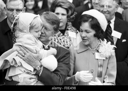 Le sénateur d'état de Géorgie et le gouverneur élu Jimmy Carter à son poste de gouverneur 1971 inauguration. Carter réussi Lester Maddox ségrégationnistes comme gouverneur de la Géorgie. Carter est assis avec son épouse Rosalyn et sa fille Amy. 1er janvier 2015. © Ken Hawkins/ZUMA/Alamy Fil Live News Banque D'Images