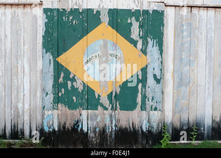 Novo Progresso, l'État de Para au Brésil. Peint pâle drapeau brésilien sur un mur en bois. Banque D'Images