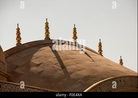 Jaipur, Inde. Détail de dalle de pierre avec toit formé de pinacles multiples balles et disques dans le Amber (amer) Fort. Banque D'Images