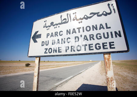 Route signe indiquant la direction du banc d'Arguin National Wildlife Park en Mauritanie Banque D'Images