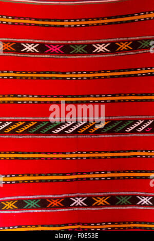 Tapis berbères rouge avec des lignes droites. Aït-ben-Haddou, Maroc Banque D'Images