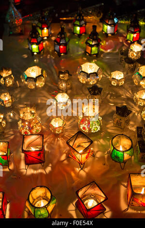 Série de lampes avec de belles lumières colorées debout sur la place Jemaa el Fna à Marrakech la nuit. Banque D'Images