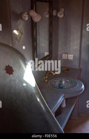 Spa et salle de bains d'inspiration marocaine au Maroc. Vue de l'évier et le miroir avec éclairage au-dessus. Banque D'Images