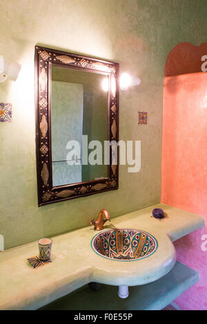 Spa et salle de bains d'inspiration marocaine au Maroc. Vue de l'évier, douche et miroir avec éclairage. Banque D'Images