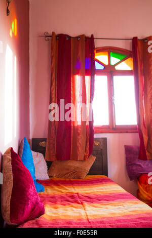 Des tissus colorés et des tapis traditionnels de l'Intérieur marocain classique. Banque D'Images