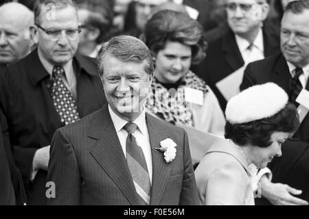 Atlanta, Georgia, USA. 1er janvier 2015. Le sénateur d'état de Géorgie et le gouverneur élu Jimmy Carter à son poste de gouverneur 1971 inauguration. Carter réussi Lester Maddox ségrégationnistes comme gouverneur de la Géorgie. Carter est assis avec son épouse Rosalyn et sa fille Amy. © Ken Hawkins/ZUMA/Alamy Fil Live News Banque D'Images