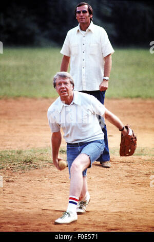 31 mai 1976 - Plains, Géorgie, USA - Jimmy Carter joue la balle molle dans sa ville natale de Plains, Géorgie. Carter a été pitcher et capitaine de son équipe qui était composé de hors-service les agents des services secrets américains et le personnel de la Maison Blanche. L'équipe adverse était composé de membres de la maison blanche voyageant appuyez sur et dirigée par Billy Carter, le frère du président. Dans l'arrière-plan est le US Secret Service Agent Charles Zaboril, Carter est chef de file. Zaboril était un jeune agent qui doit être à l'arrière du Président John F. Kennedy's limousine le jour où il a été assassiné à Dallas, au Texas. (Crédit Im Banque D'Images