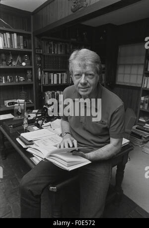 Plains, Géorgie, USA. 2 Jan, 1977. Élu président Jimmy Carter dans son bureau à sa résidence de Plains, Géorgie © Ken Hawkins/ZUMA/Alamy Fil Live News Banque D'Images