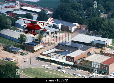 Plains, Géorgie, USA. 2 Jan, 1977. Un biplan Pitts Special, vole au-dessus de la rue principale de Plains, Géorgie - la ville natale du président Jimmy Carter. © Ken Hawkins/ZUMA/Alamy Fil Live News Banque D'Images