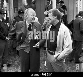 Plains, Géorgie, USA. 2 Jan, 1977. Président élu américain Jimmy Carter parle avec l'ancien Vice-Président Hubert Humphrey après une première mise à jour économique pour le futur président. La réunion a eu lieu à Carter's Pond House retreat près de sa ville natale de Plains, Géorgie. © Ken Hawkins/ZUMA/Alamy Fil Live News Banque D'Images