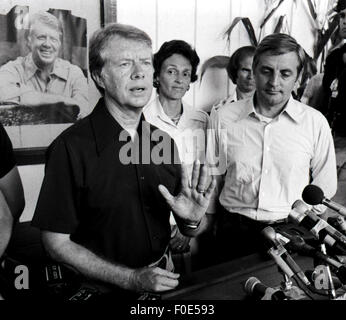 Plains, Géorgie, USA. 2 Jan, 1977. Le président Jimmy Carter et le Vice-président Walter Mondale tiennent une conférence de presse sur les plaines, la Géorgie train depot qui avait servi de quartier général à la campagne présidentielle de Carter en 1976. © Ken Hawkins/ZUMA/Alamy Fil Live News Banque D'Images