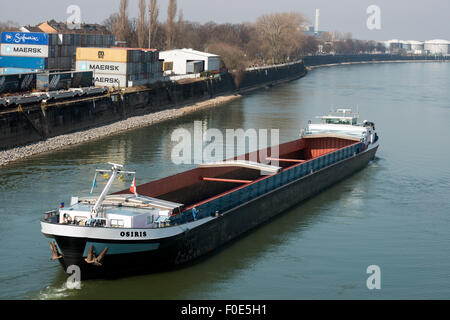 Barge vide de recul placera sur le Rhin, Niehl, Cologne, Allemagne. Banque D'Images