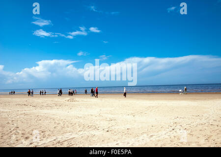 Les gens qui marchent sur la plage de Jurmala, Lettonie Banque D'Images