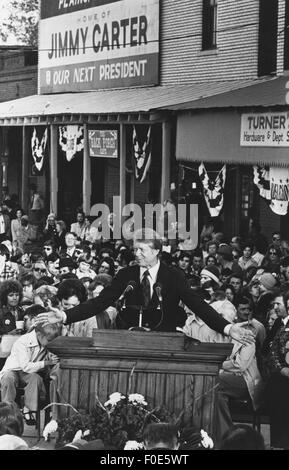 Élu président Jimmy Carter parle à une foule de partisans après l'élection générale de 1976. Jan 11, 2015. Carter, fariends, et les partisans de la ville coincé rues de Carter's hometown de plaines, Ga. © Ken Hawkins/ZUMA/Alamy Fil Live News Banque D'Images