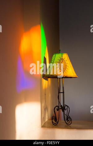 Lampe à l'ancienne marocaine avec des lumières colorées sur le mur Banque D'Images