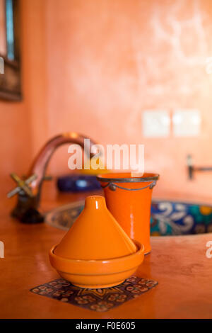 Décoration marocaine orange dans salle de bain traditionnelle avec arrière-plan flou. Banque D'Images