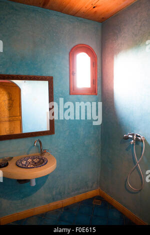 Spa et salle de bains d'inspiration marocaine au Maroc. Vue de l'évier, douche et miroir avec éclairage. Banque D'Images