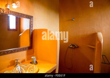 Spa et salle de bains d'inspiration marocaine au Maroc. Vue de l'évier, douche et miroir avec éclairage. Banque D'Images