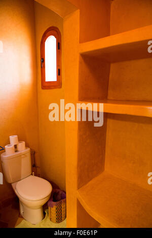 Spa et salle de bains d'inspiration marocaine au Maroc. Maisons traditionnelles de l'Afrique au Maroc. Banque D'Images