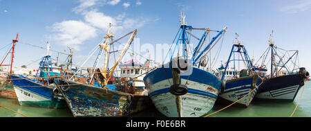 Panorama de bateaux de pêche en bois vintage dans le port d'Essaouira 2014. La vieille ville de Banque D'Images