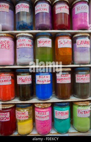 Les pots d'herbes et de poudres dans une boutique d'épices marocaines à Essaouira, Maroc Banque D'Images