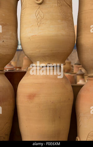 La vaisselle d'argile marocain fait main dans un magasin de poterie près de Tiznit, au Maroc Banque D'Images