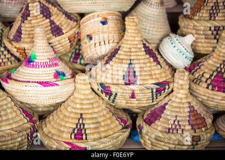 Tajines en osier traditionnel empilés dans un souk de Marrakech en boutique ou medina Banque D'Images