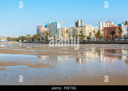 Bâtiments commerciaux et résidentiels bordant l'esplanade à marée basse au port de Durban en Afrique du Sud Banque D'Images