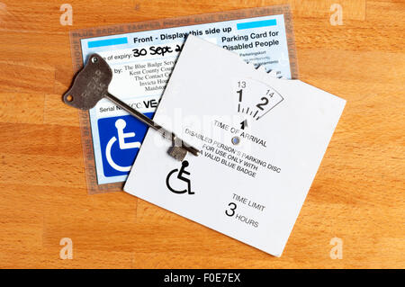 Une personne handicapée est disque de stationnement et carte bleue pour permettre l'utilisation d'espaces réservés aux personnes handicapées et Radar pour ouvrir toilettes pour handicapés. Banque D'Images