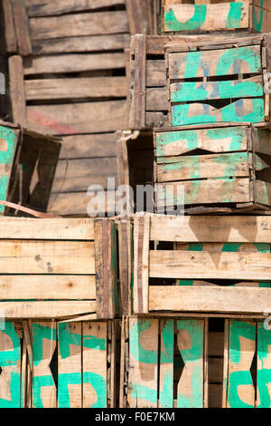 Vieux bois naturel et vert empilé des boîtes, Maroc Banque D'Images