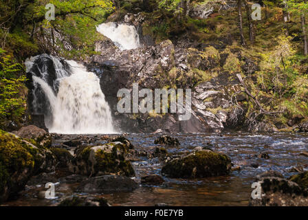 Eas Chia-aig cascade, sur l'Abhainn Chia-AIG, dans les Highlands en Écosse. Les chutes sont situées près de Loch Arkaig Banque D'Images