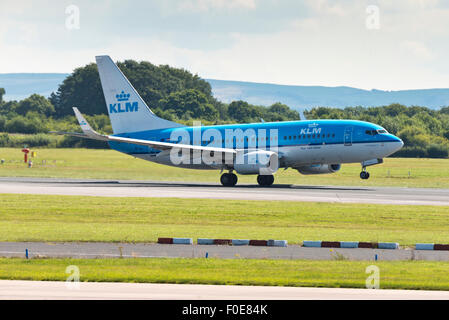 PH-BGK KLM Royal Dutch Airlines Boeing 737-700 de l'aéroport de Manchester england uk départ Banque D'Images