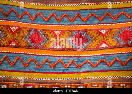 Style marocain africains colorés surface tapis close up. Style berbère du nord du Maroc. Banque D'Images