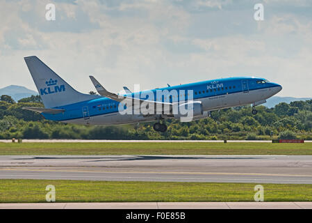 PH-BGK KLM Royal Dutch Airlines Boeing 737-700 de l'aéroport de Manchester england uk départ Banque D'Images