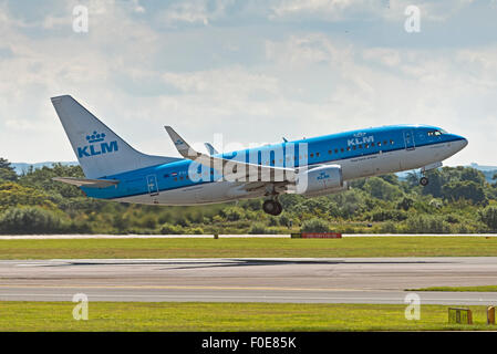 PH-BGK KLM Royal Dutch Airlines Boeing 737-700 de l'aéroport de Manchester england uk départ Banque D'Images