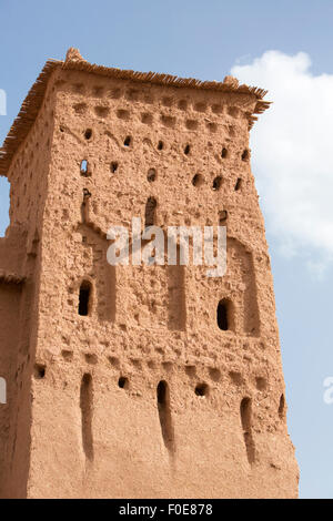 Aït-ben-Haddou est une ville fortifiée, ou ksar, le long de l'ancienne route des caravanes entre le Sahara et Marrakech Banque D'Images