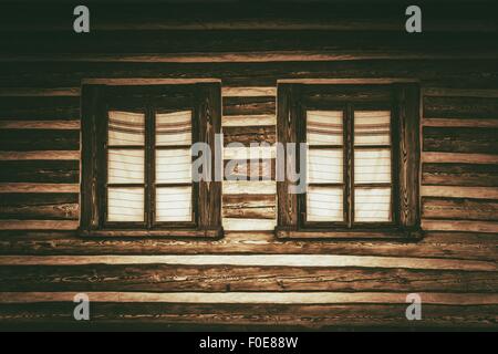 Deux fenêtres Vintage dans la maison centenaire au centre de l'Europe. Banque D'Images