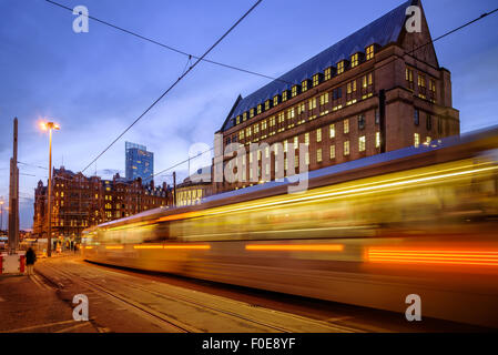 Tramway métro passant en face de la nouvelle extension de la mairie de Manchester, Manchester, Angleterre. Banque D'Images