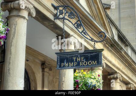 Ville de Bath en Angleterre. Entrée aux bains romains et la Pump room Banque D'Images