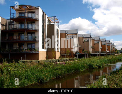 Maisons modernes et des appartements le long du Canal Bridgwater et Taunton, Taunton, Somerset, UK Banque D'Images