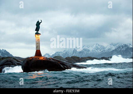 Balise lumineuse avec une sculpture en haut appelé Fiskerkona (femme de pêcheur), Svolvær Lofoten, Norvège, Novembre 2008 Banque D'Images