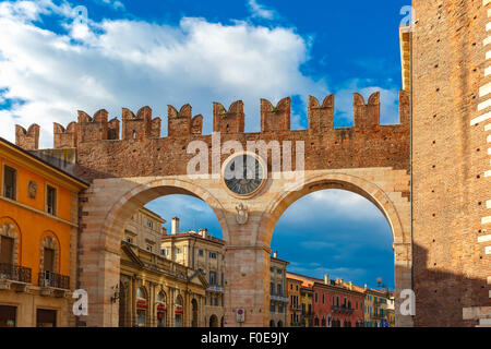 Portoni della Bra à soir, à Vérone, Italie. Banque D'Images