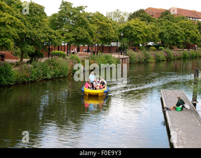 Voir de vue bateau rivière croisière sur la rivière Tone, Taunton, Somerset, UK Banque D'Images