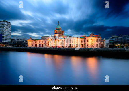 Custom House est un bâtiment public à Dublin, Irlande situé sur les rives du fleuve Liffey. Banque D'Images